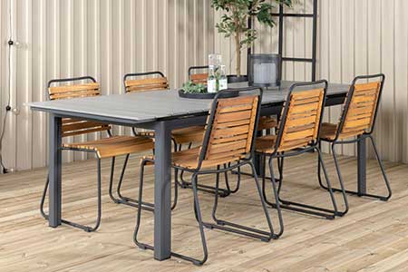 chaise de jardin en bois naturel et table en bois composite gris